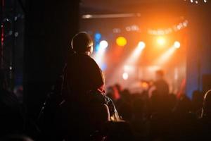 foto de muchas personas disfrutando de un concierto de rock en una discoteca