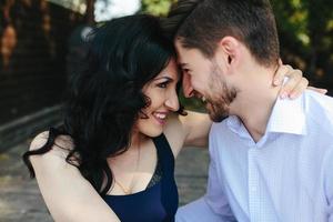 hombre y mujer en el lago foto