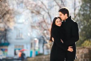 pareja en el fondo de la ciudad foto