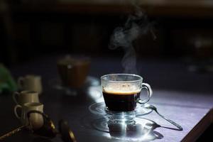 taza de café caliente en la mesa foto