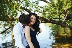 hombre y mujer en el lago foto