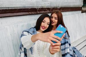 dos chicas hacen selfie foto
