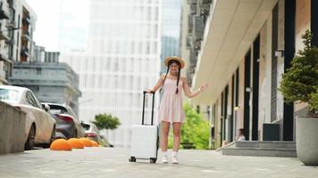 mujer joven explora la ciudad mientras lleva equipaje