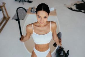 mujer atractiva en lencería posando cerca del baño foto