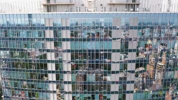 i hög grad reflekterande fönster av en modern skyskrapa video