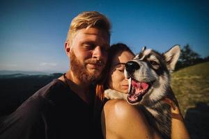 fotografía pareja y perro foto