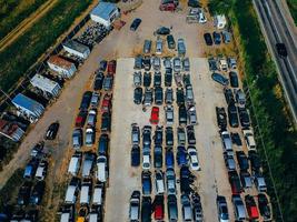 vista aérea del gran basurero de autos foto