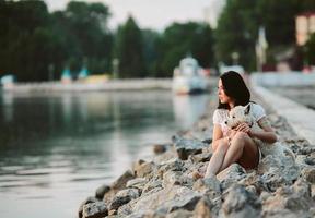 niña con un perro en el paseo marítimo foto