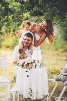 familia joven con niño en un picnic foto