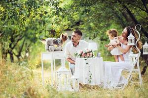 familia joven con niño en un picnic foto