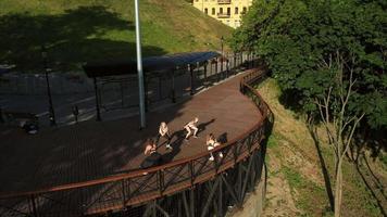 gruppo di corridori trekking attraverso percorsi e passerelle su un' soleggiato giorno video