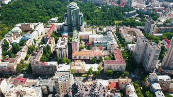 Luftbild von Stadtgebäuden an einem sonnigen Tag video