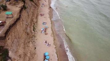 aereo Visualizza di un' scogliera spiaggia su un' nuvoloso giorno video