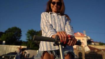 femme posant et faisant du scooter par une journée ensoleillée video