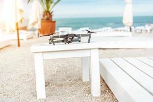 el dron se para sobre la mesa foto