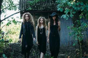 tres brujas antiguas van al sabbat foto