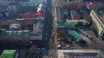 antenn se av maraton löpare på de gator av kyiv ukraina video