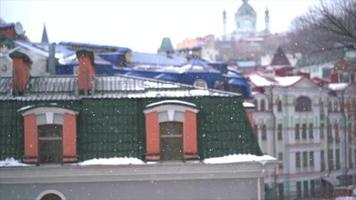 neige tombant sur la ville de kiev, hiver en ukraine video