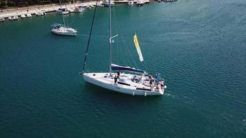 andare in barca yacht vele su scintillante acqua su luminosa soleggiato giorno video