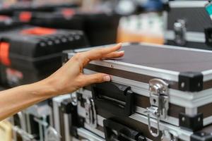 mano femenina toma una pequeña caja de aluminio foto