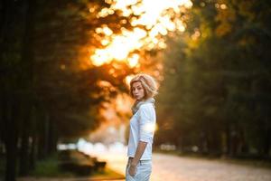 hermosa chica en la luz del atardecer foto