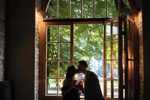 pareja joven junto a la ventana foto