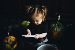 niña jugando en una bruja foto