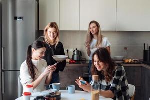 grupo de mujeres en la cocina foto