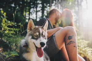 hermosa pareja descansando en el bosque foto