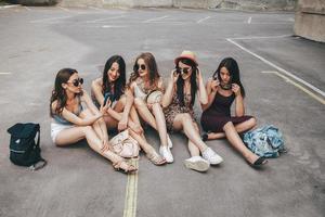 cinco hermosas chicas jóvenes relajantes foto