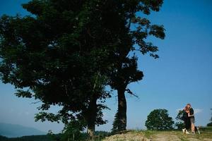 foto de una pareja en la montaña