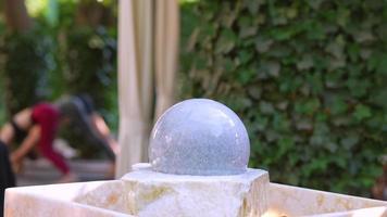 escultura de bola de mármol en estudio de yoga video