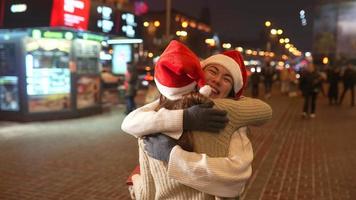 Natale ragazze commercio regali all'aperto video