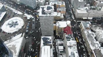 vista superior del tráfico, los coches y la nieve de Kiev video