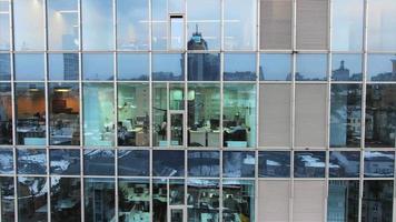 ventanas reflectantes brillantes de un edificio de arquitectura moderna video