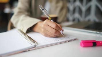 vrouw hand- schrijven Aan notitieboekje video