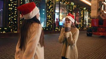 Natale ragazze commercio regali all'aperto video