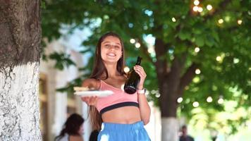 chica en el parque con comida y bebida video