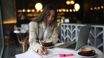 donna Lavorando seduta nel caffè negozio video