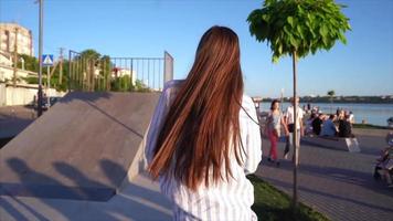 vrouw poseren en rijden een scooter Aan een zonnig dag video