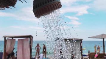 vatten strömmar från utomhus- dusch förbi en strand video