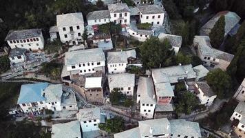 vista aérea de las famosas casas blancas en grecia video