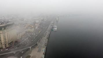 bilar resa på väg nära dnepr flod i dimmig Kiev, ukraina video