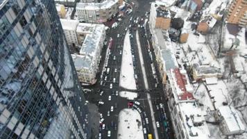 vista aérea del concurrido tráfico de la calle en un día de nieve en kyiv, ucrania video