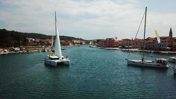 yacht à voile navigue sur de l'eau scintillante par une belle journée ensoleillée video