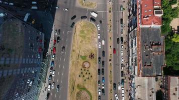 vista aérea de los vehículos que hacen girar en el tráfico de varios carriles video