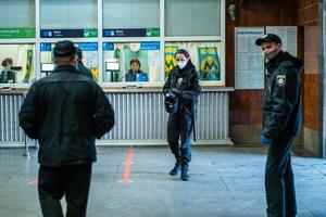 ucrania, kiev - 26 de mayo de 2020 estación de metro zoloty vorota golden gate. gente de seguridad comprueba el flujo de pasajeros en la estación de metro foto