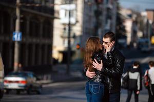 hermosa pareja posando foto