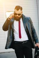 hombre guapo con traje hablando por teléfono foto