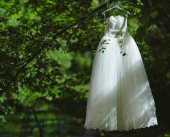 vestido de novia colgando de un árbol foto